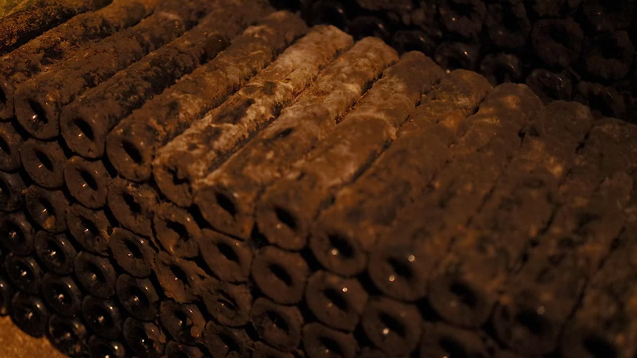 지하실 에 먼지 가 가득 한 와인 병 의 줄 들