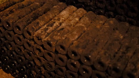 filas de botellas de vino polvorientas en un sótano