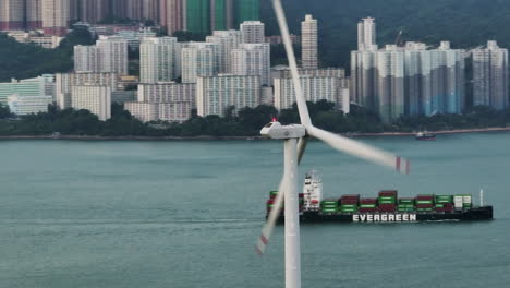 Turbina-Eólica-De-Rotación-Rápida-De-La-Isla-Lamma-Con-La-Isla-De-Hong-Kong-Como-Telón-De-Fondo