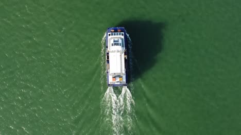 hythe ferry en southampton clip de agua 1
