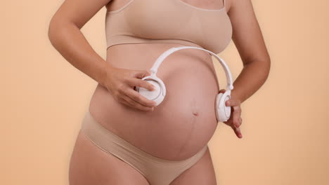 pregnant woman listening to music