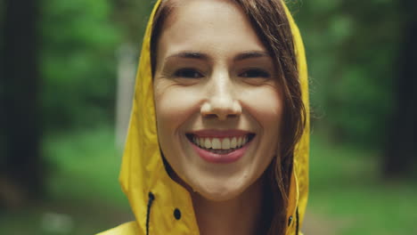 retrato de una mujer hermosa con un impermeable amarillo