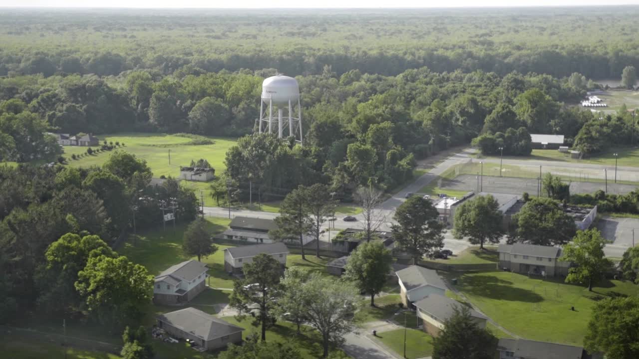 헬리콥터에서 작은 마을과 급수탑의 조감도
