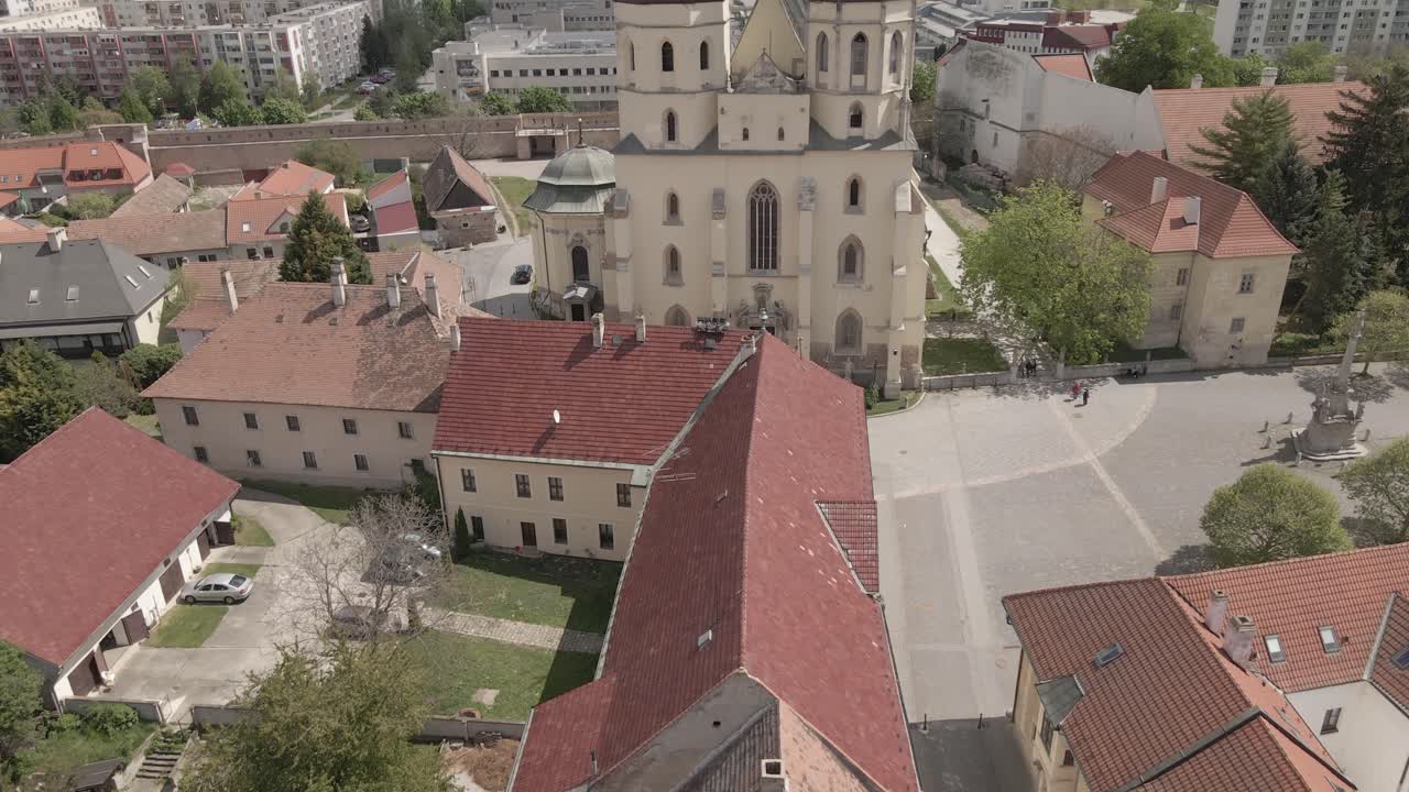 iglesia histórica en la ciudad de trnava rodeada de edificios históricos