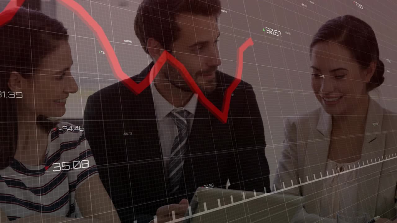 Tři profesionálové analyzují finanční data na tabletu v kanceláři, kde se objevuje mřížka a kolísá červený graf.