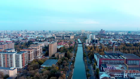 Sobre-El-Río-Dambovita-Toma-Aérea-De-Bucarest