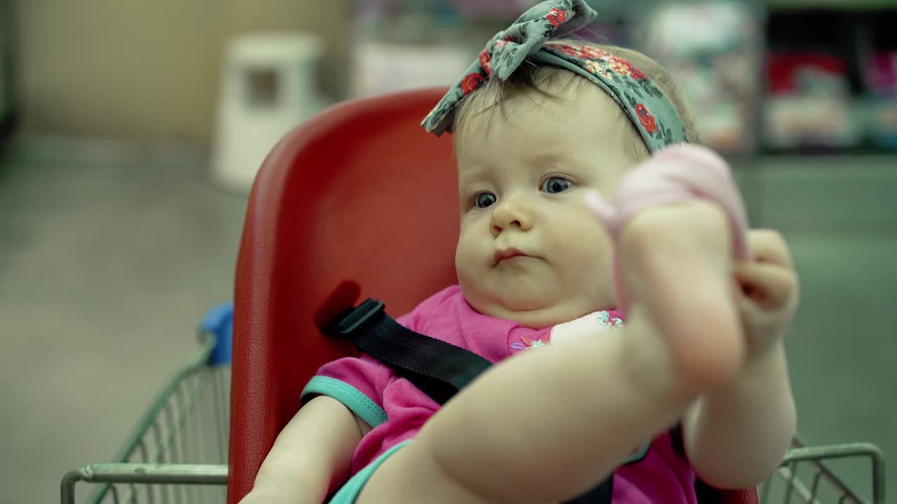 가까이에서 볼 수 있는 귀여운 금발 유아 소녀