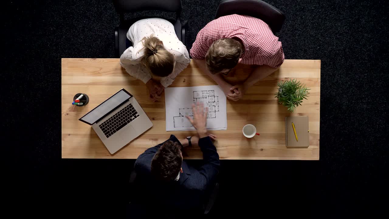 To kunder diskuterer byggeplan med udvikler, kommunikationskoncept, arbejdskoncept, topbillede.