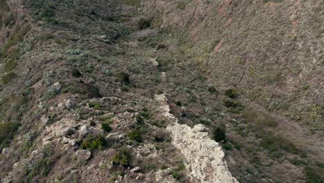 FPV,-Tiro-Inclinado-Hacia-Abajo,-De,-Pared-Rocosa,-En,-Montaña,-En,-Tenerife,-España