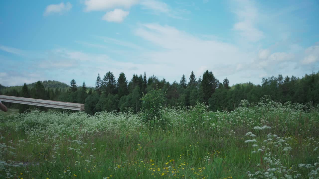 밖 에서 나무 기둥 을 들고 있는 사람 - 넓은