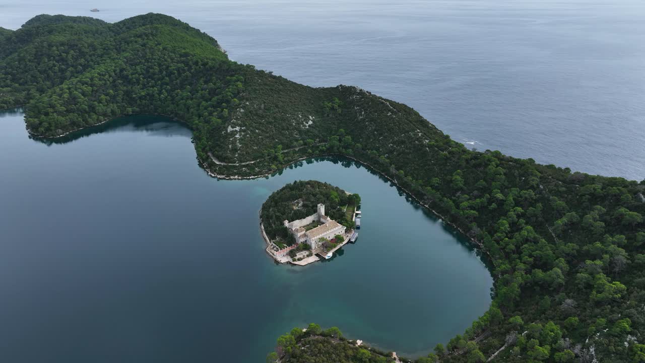 크로아티아 만 에 있는 수도원 섬 의 공중 사진