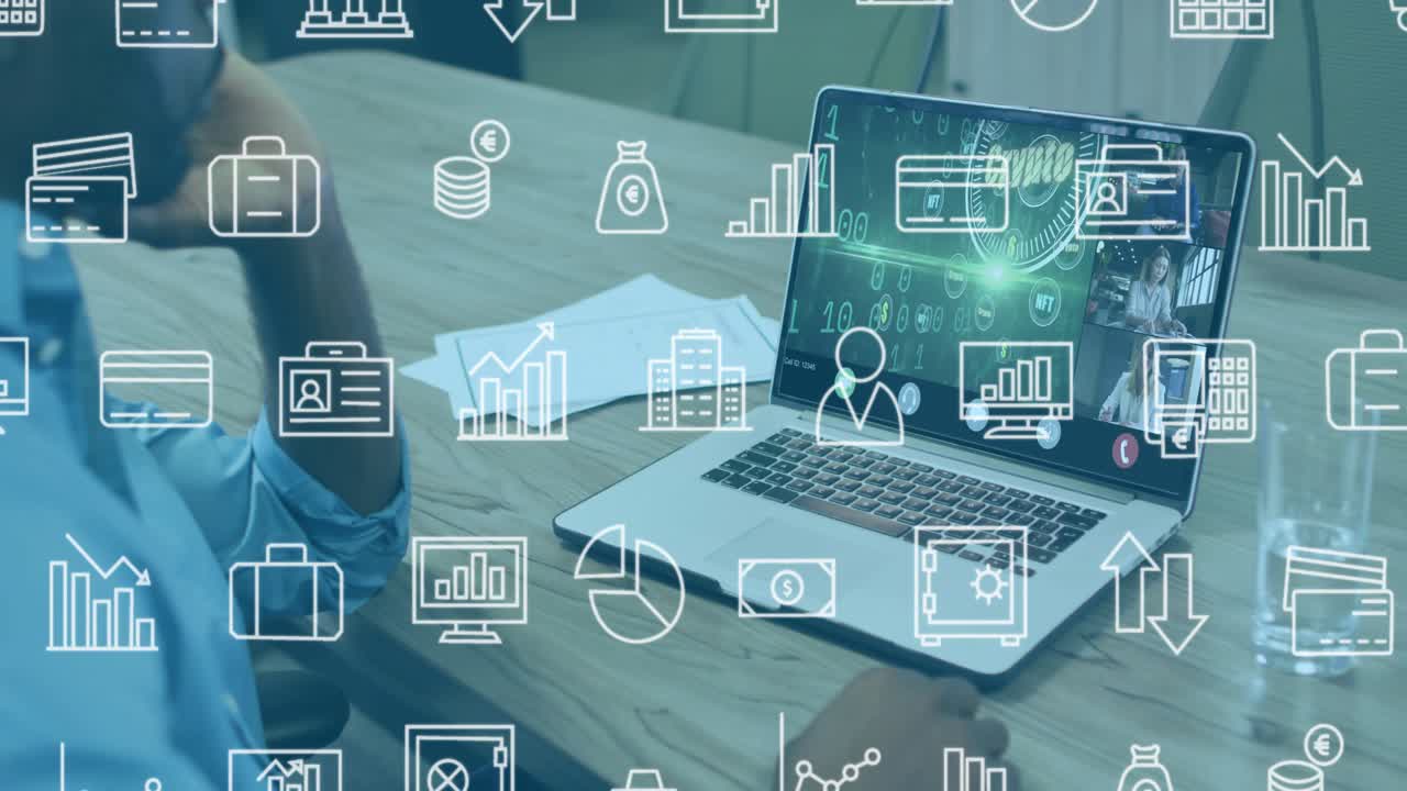 Uomo che apre il laptop per partecipare a una riunione finanziaria a distanza, con grafici animati che fluttuano sullo schermo, mentre digita appunti.