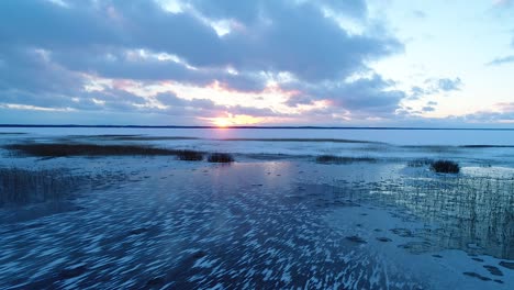 Super-Kalter-Gefrorener-See-Im-Blauen-Licht-Des-Abendsonnenuntergangs