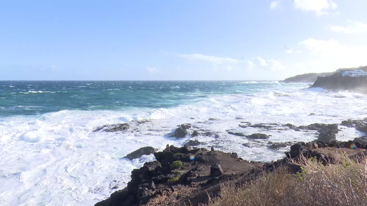 바위가 있는 해안선에 부히는 바다의 파도