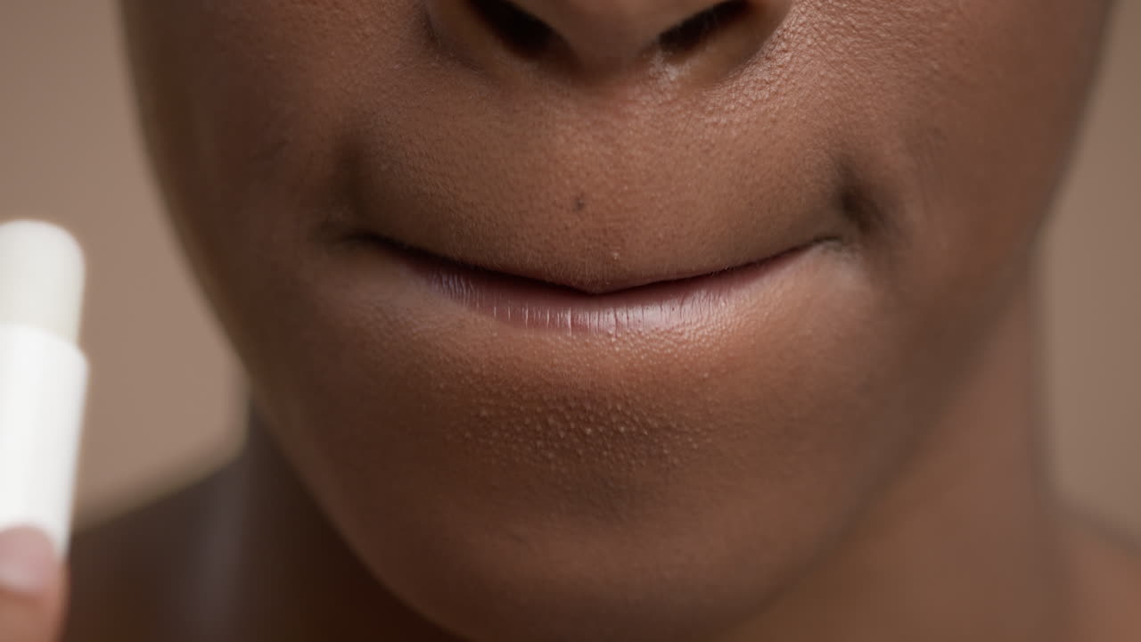 mujer aplicar bálsamo labial