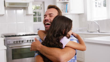 hija dando un abrazo a su padre feliz