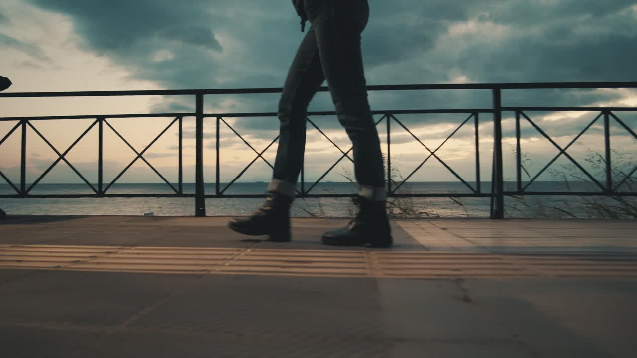 해변 베이 지역의 거리에서 혼자 걷는 여자