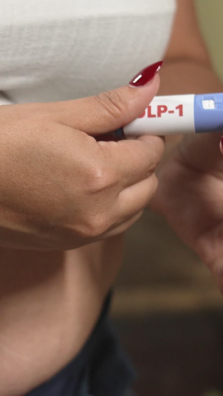 Paziente in sovrappeso che prepara la penna per la terapia GLP-1 a casa, diabete moderno, gestione del peso