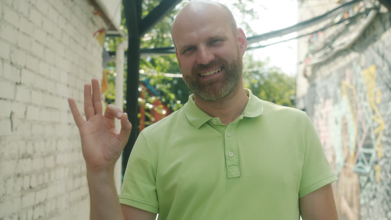 hombre sonriendo al aire libre