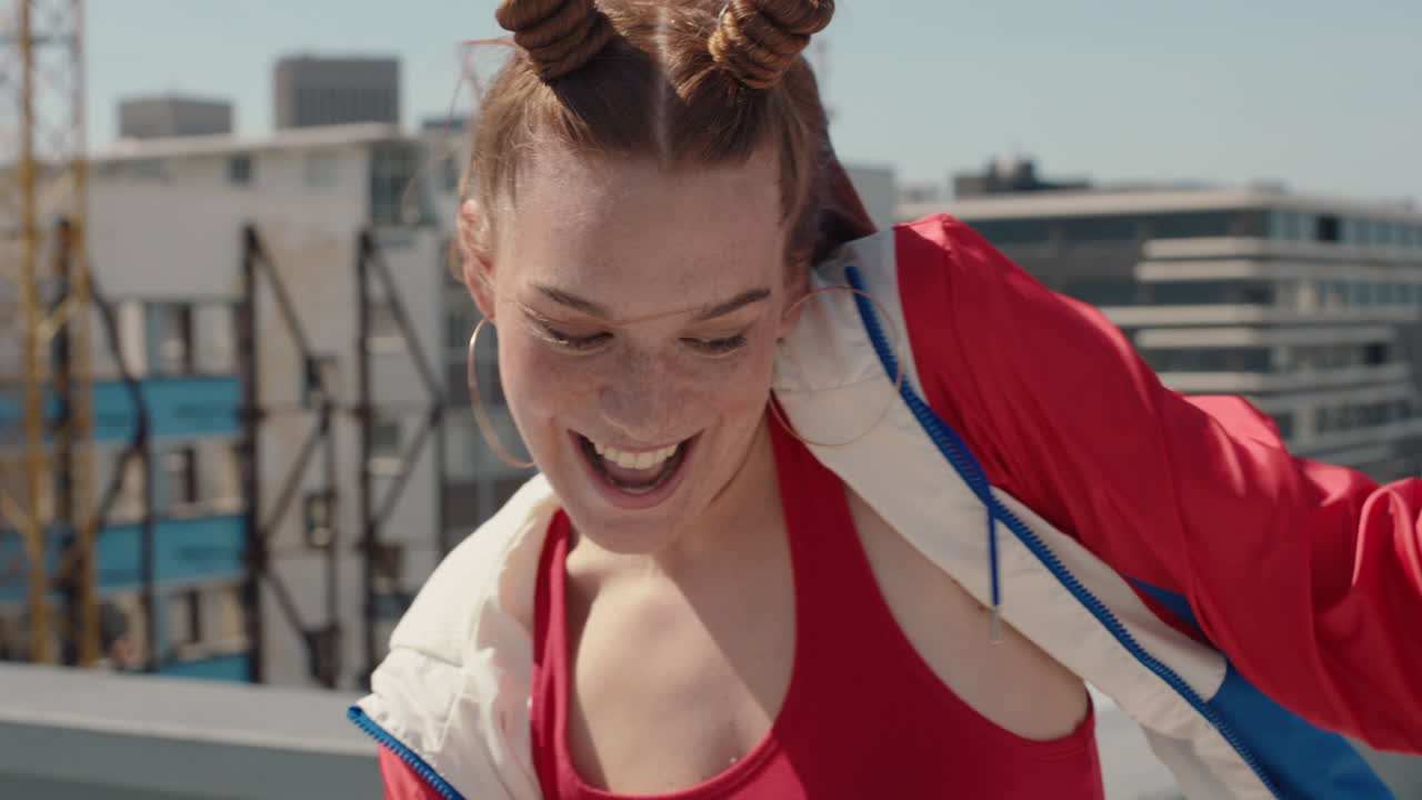 옥상에서 춤을 추는 행복한 여자 바보 같은 춤을 즐기고 재미있는 미친 댄서 소녀 도시에서