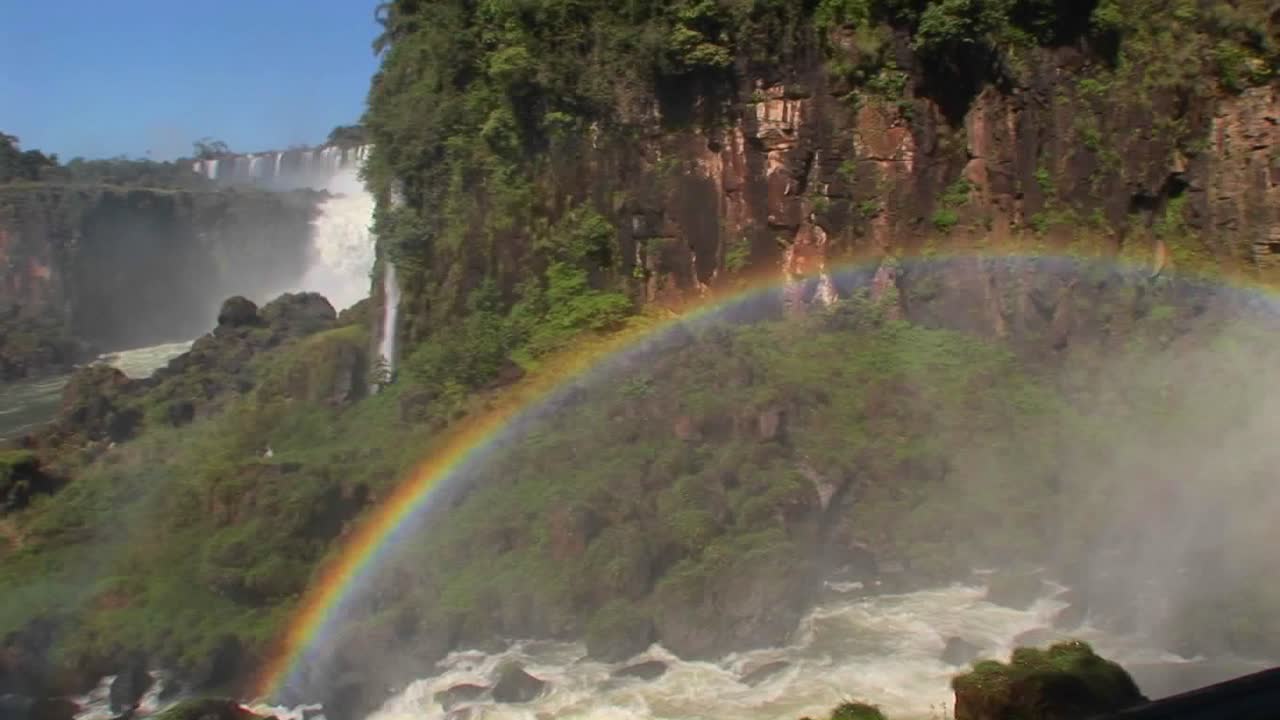 panorámica a través de un arco iris en las cataratas del iguazú