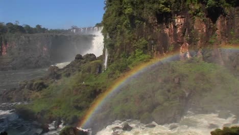 panorámica a través de un arco iris en las cataratas del iguazú