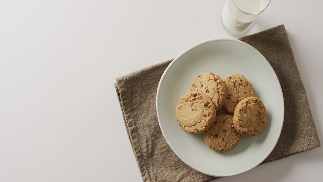video de galletas con chocolate y leche sobre fondo blanco