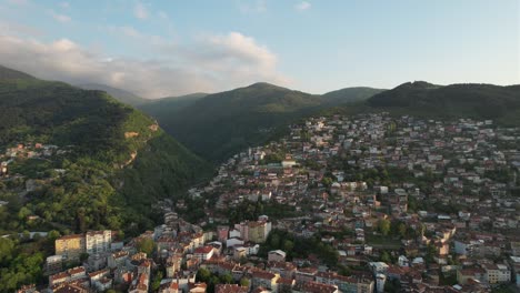 ciudad aérea en el valle verde
