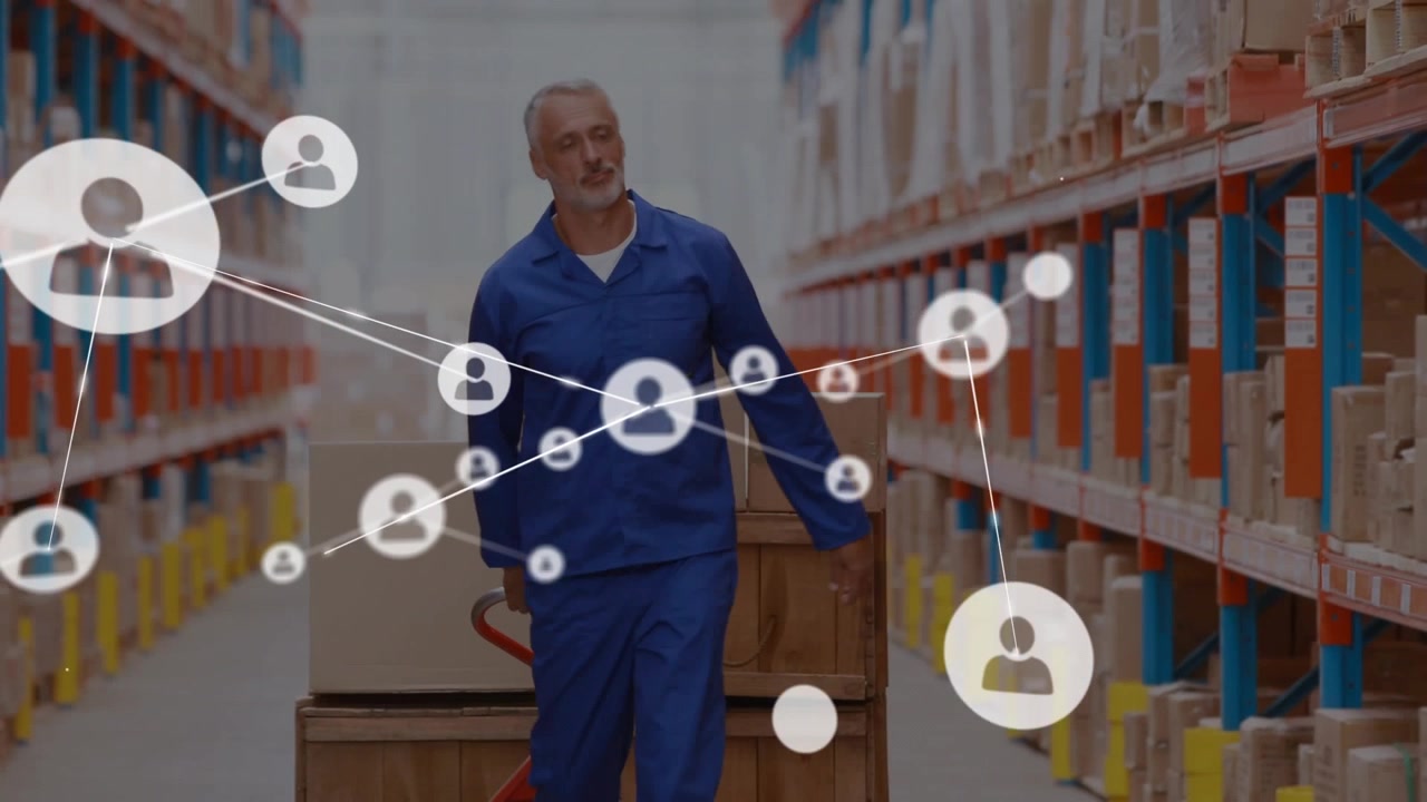 Trabalhador de Armazém Puxando Paleteira com Sobreposição de Rede Digital
