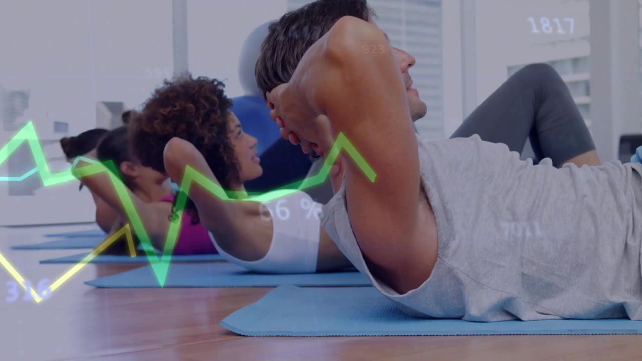 Gruppo fitness che si tiene per mano e solleva i busti dai tappetini, monitorando le metriche principali con grafici pulsanti