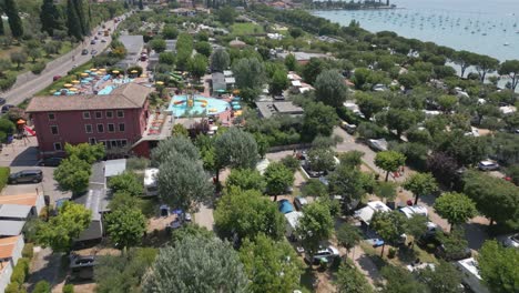 vista aérea del campamento serenella en el lago de garda, italia