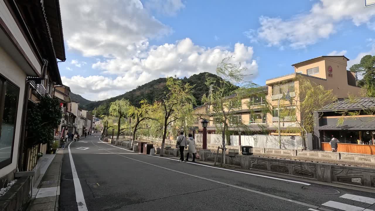 사람들이 신호등을 바꾸는 길을 가로지르고 있다