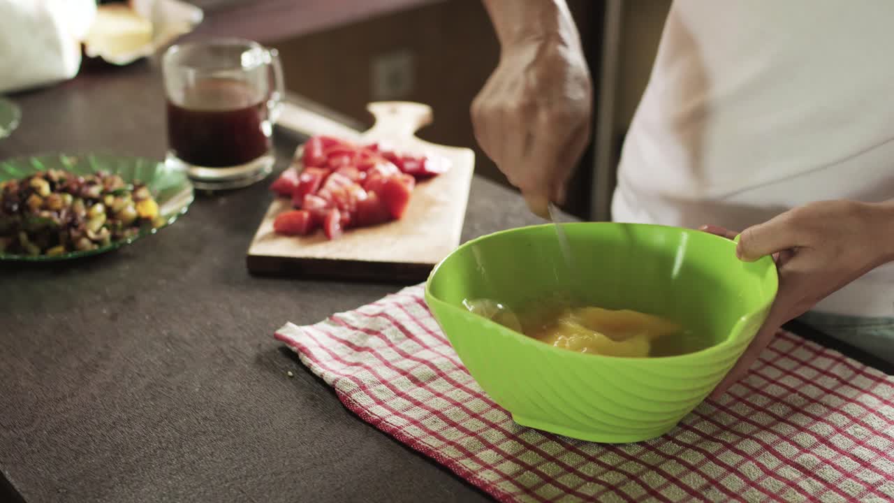 cocinar huevos revueltos en una cocina simple