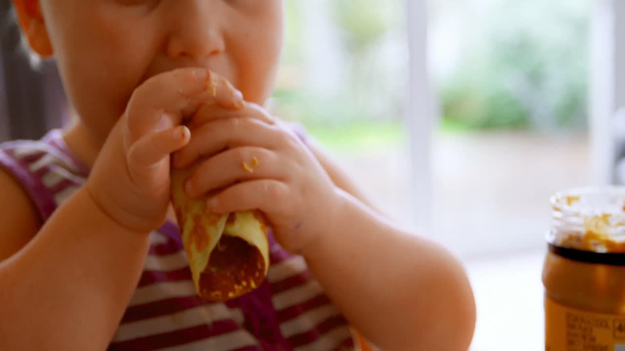 chica comiendo panqueques en casa 4k