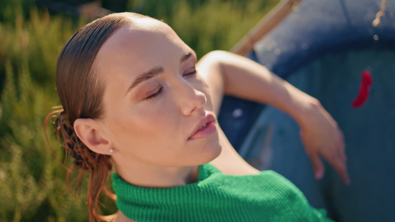 야외 초상화 저녁 빛에 포즈를 취하는 소녀. 스타일리시한 여성 휴식 필드