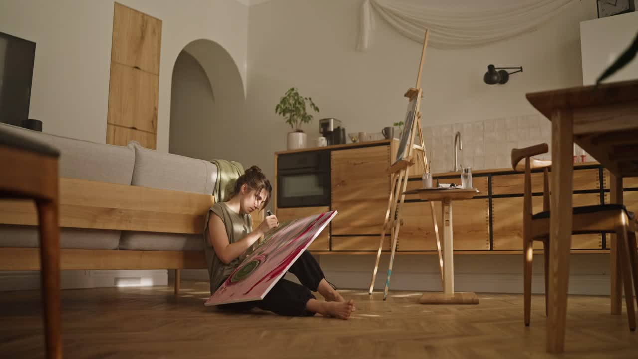 женщина рисует дома.