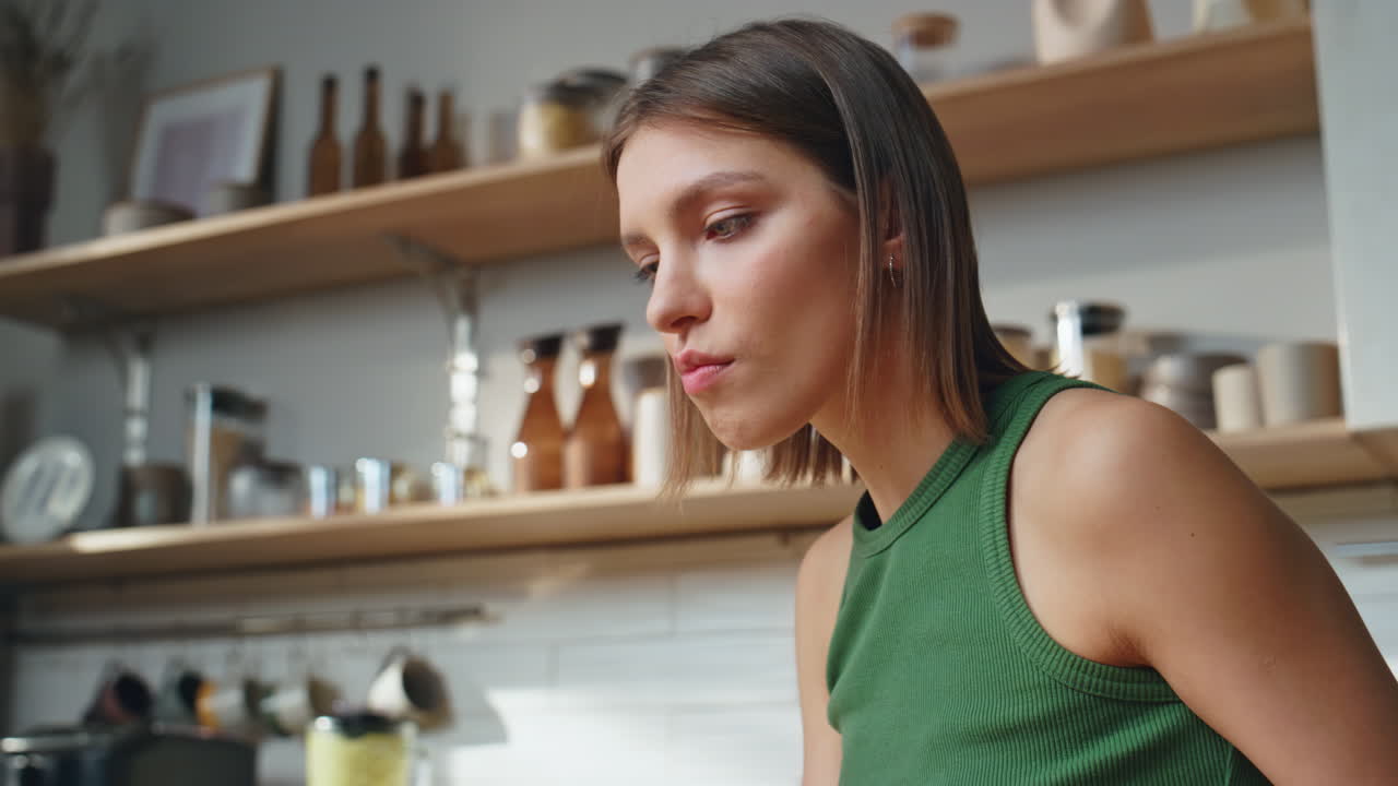 mujer comiendo ensalada en la cocina