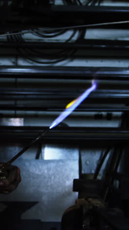 la antorcha de soldadura en combustión del soldador