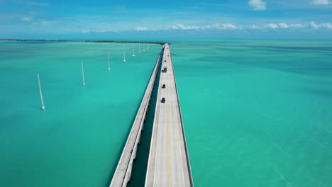 Vista-Aérea-Del-Largo-Puente-Sobre-El-Océano-En-Los-Cayos-De-Florida