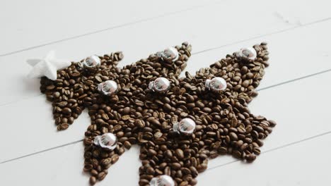 granos de café en forma de abeto