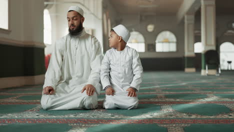 Muslim,-Betend-Und-Vater-Mit-Kind-In-Der-Moschee