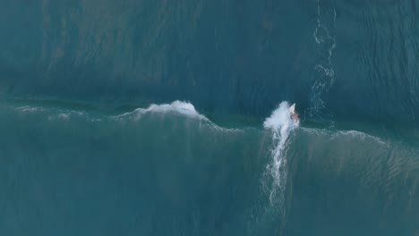 Vista-Aérea-De-Arriba-Hacia-Abajo-De-Drones-En-Cámara-Lenta-De-Surfistas-En-La-Bocana-El-Tunco-El-Salvador