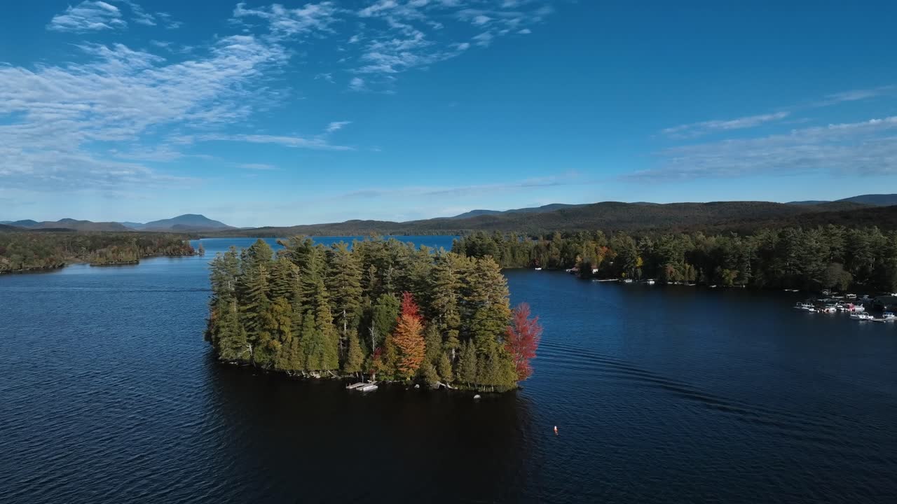islote con pinos junto al lago durante el otoño