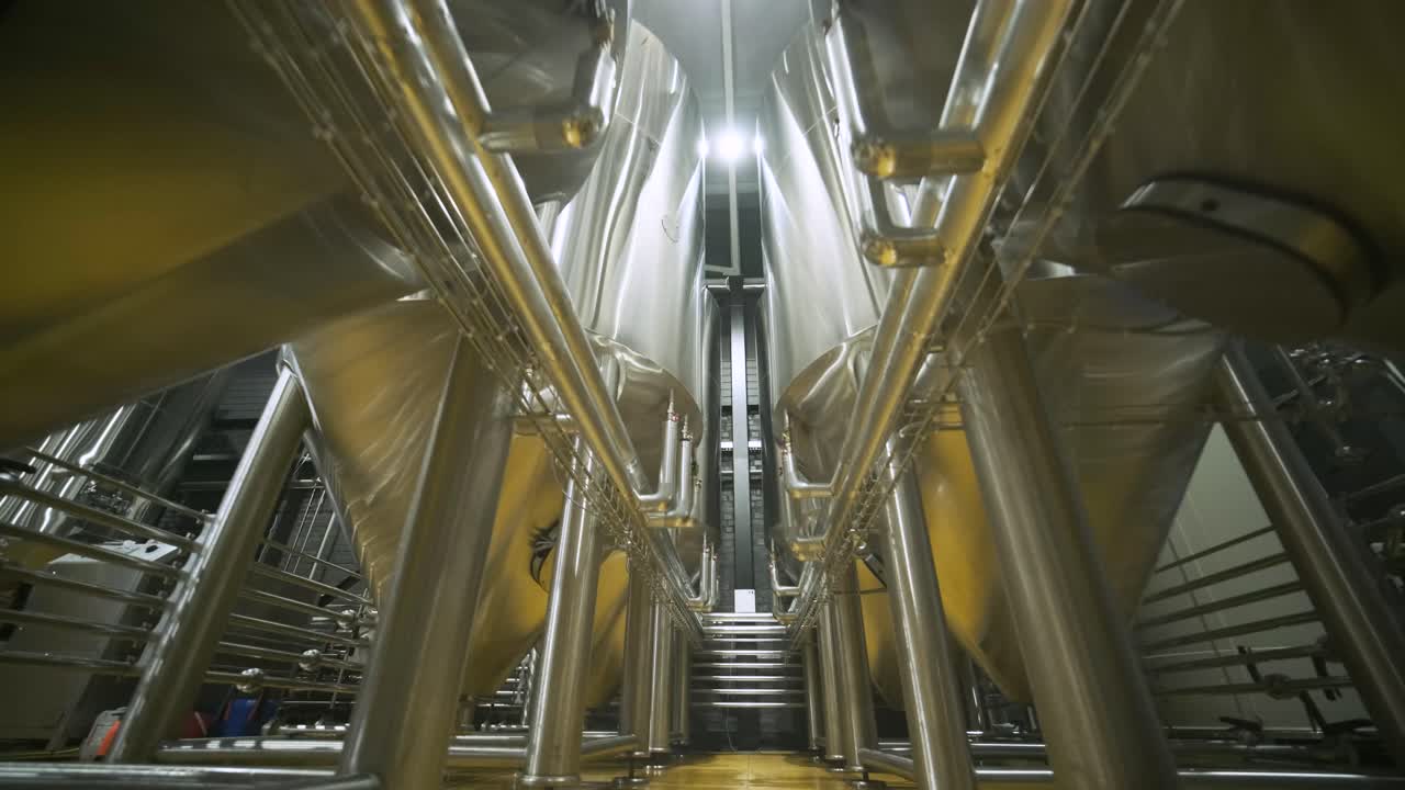 Pabrik bir kerajinan modern. Produksi bir kerajinan. Peralatan modern di pabrik bir, tangki logam, produksi minuman beralkohol