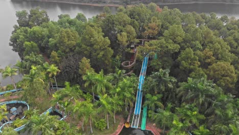 Weitwinkelaufnahme-Alter-Wasserrutschen-Im-Verlassenen-Wasserpark-Hue-Vietnam,-Luftaufnahme