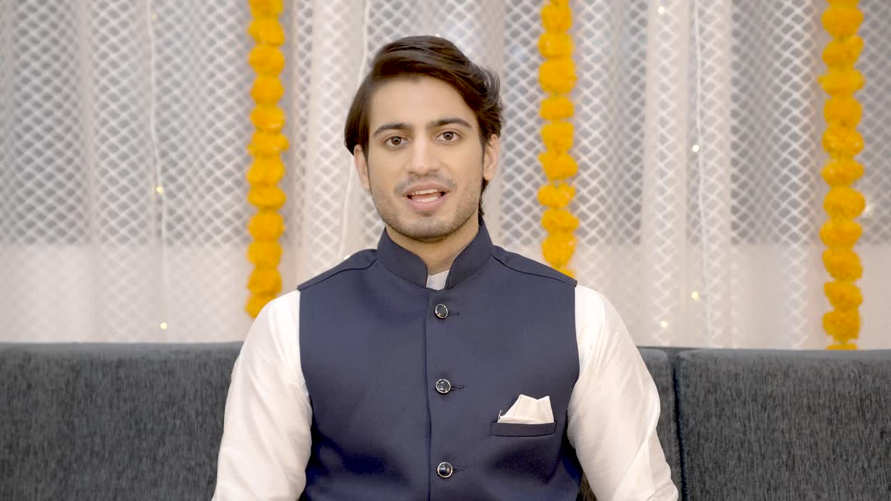 hombre indio hablando con la cámara