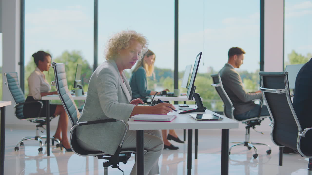 현대적인 사무실에서 일하는 사업가들