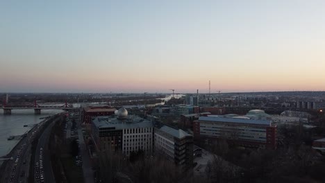 Vista-Aérea-Del-Observatorio-De-Estrellas-Y-El-Tráfico-Durante-La-Puesta-De-Sol-En-Budapest-Con-La-Ciudad-Y-El-Río-Danubio-Al-Fondo