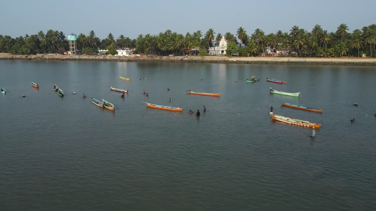fotografía aérea de un pescador trabajando en el océano cerca de udupi