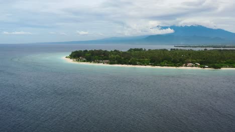 amplia antena de gili meno y la isla de lombok en un día nublado en indonesia